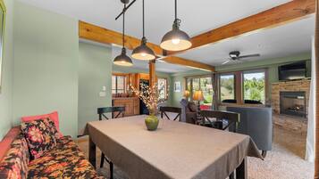 Luksus-lejlighed - 1 queensize-seng med sovesofa - pejs i værelset - bjergudsigt | Opholdsområde | 40-tommers fladskærms-tv med satellitkanaler, tv, dvd-afspiller