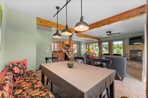 شقة فاخرة - سرير كبير مع أريكة سرير - بمدفأة - منظر للجبل | منطقة المعيشة | تلفزيون بشاشة مسطحة بحجم 40-بوصة يعرض قنوات فضائية، تلفزيون