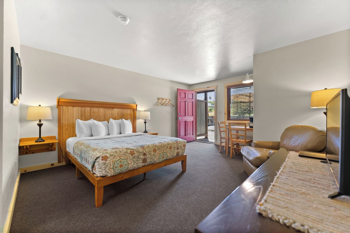 Standard Room, 1 Queen Bed, Mountain View | 1 bedroom, individually decorated, individually furnished, desk