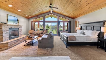 Luxury Studio Suite, Fireplace, Mountain View