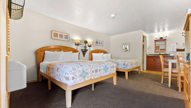 A bedroom with two beds, a desk, and a chair. - Mt Gardner Inn (Winthrop)