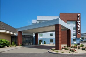 A hotel with a covered entrance, a modern design, and a clear sky. - Hotel Indigo Cleveland-Beachwood by IHG (Beachwood)
