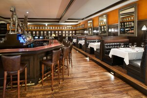 2 restaurants, breakfast served