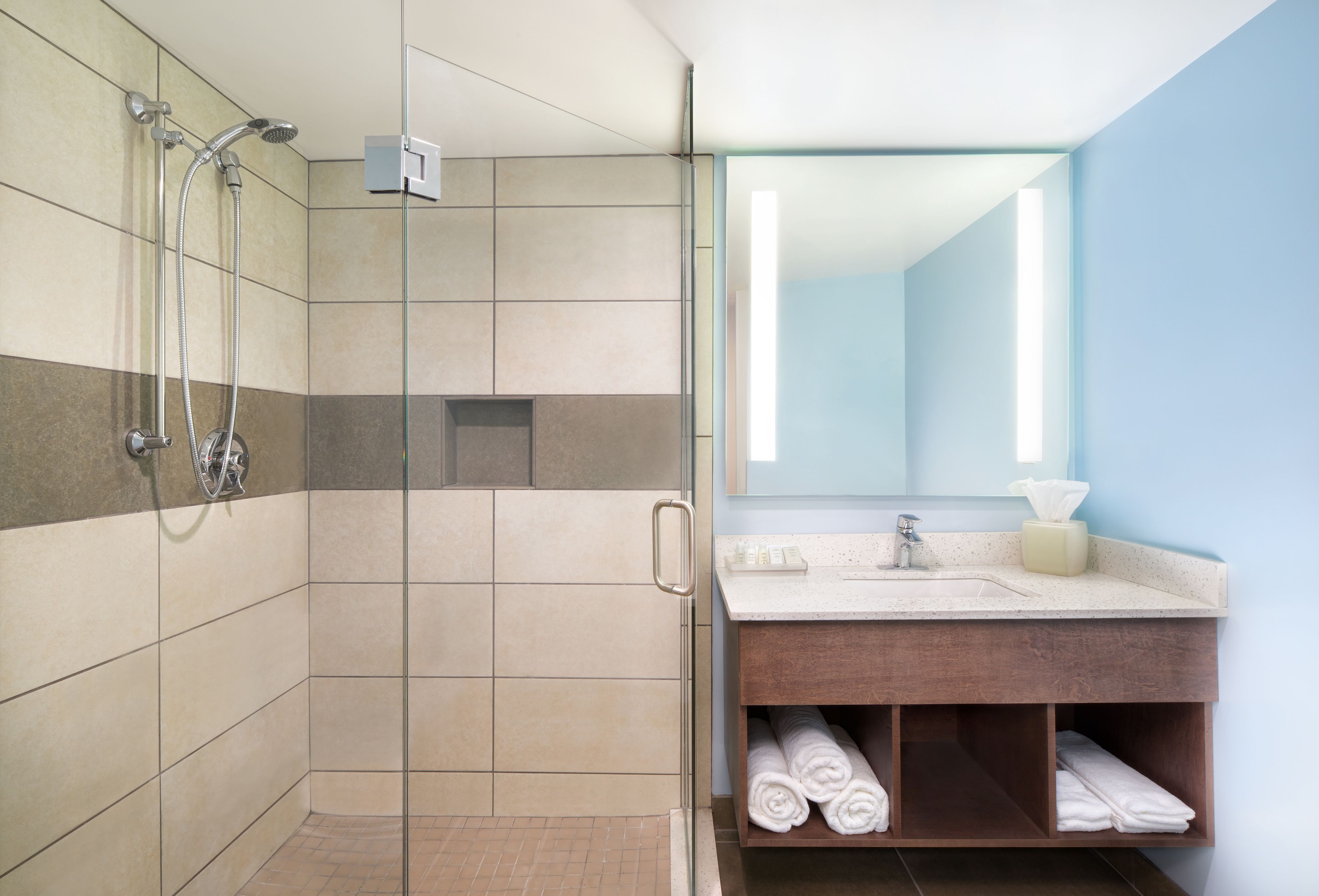 shower, hydromassage showerhead, free toiletries, hair dryer