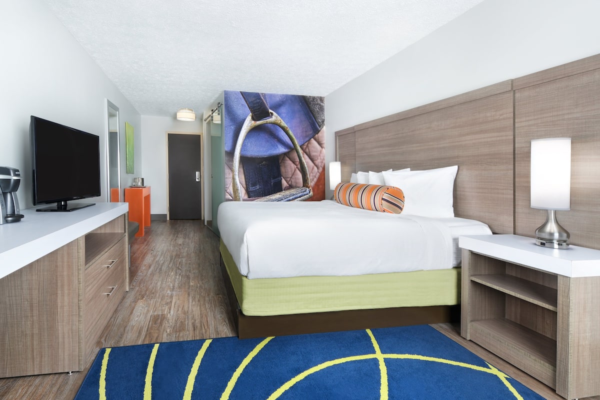 Standard Room, 1 Katil Raja (King) | Peti besi dalam bilik, meja, seterika/papan seterika