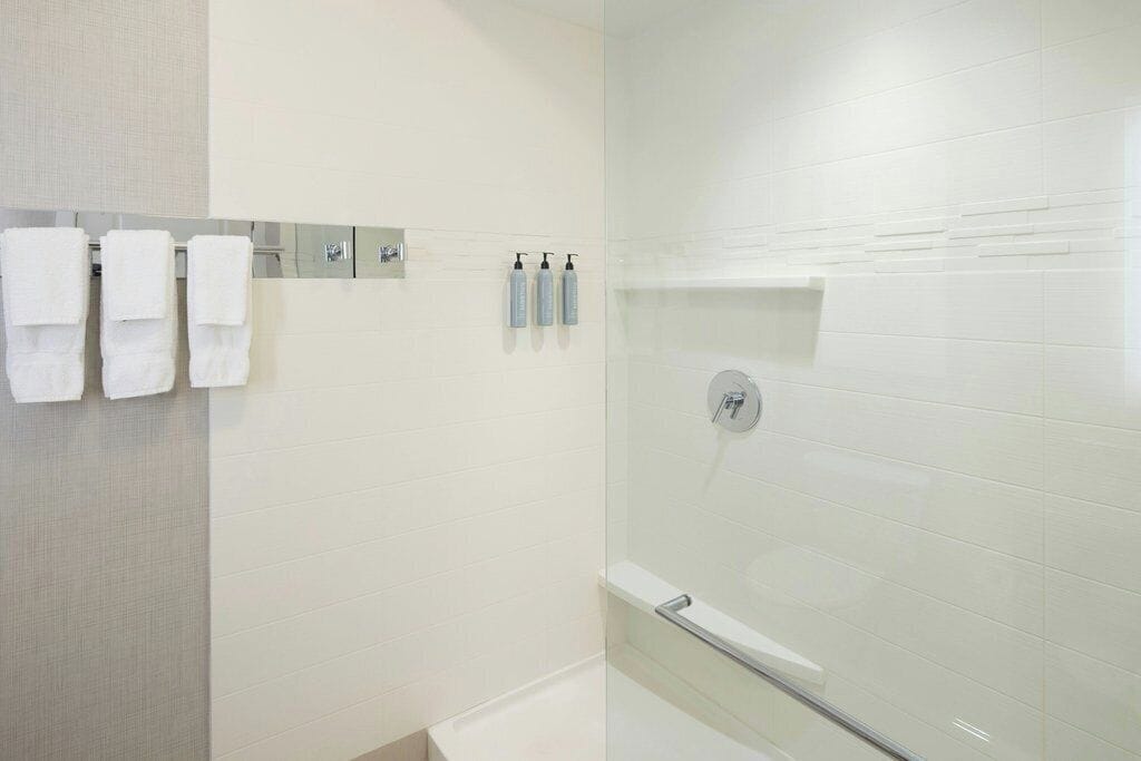 separate bathtub and shower, hair dryer, towels