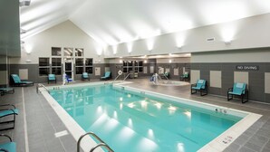Ein überdachter Schwimmbereich mit gut sichtbarer Beschilderung, darunter Schilder mit den Hinweisen 'KEIN TAUCHEN' und 'KEINE BADEMEISTERANWEISUNG'.