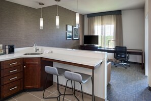 Dundyner, safe på rommet, skrivebord og blendingsgardiner