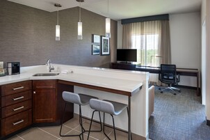 Cubrecamas, caja de seguridad en la habitación y escritorio 