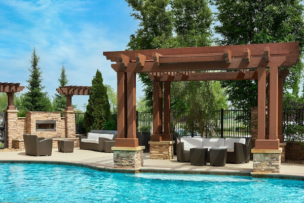 Kolam renang terbuka bermusim