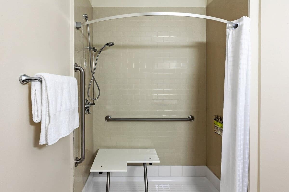 Articles de toilette gratuits, sèche-cheveux, serviettes fournies, savon