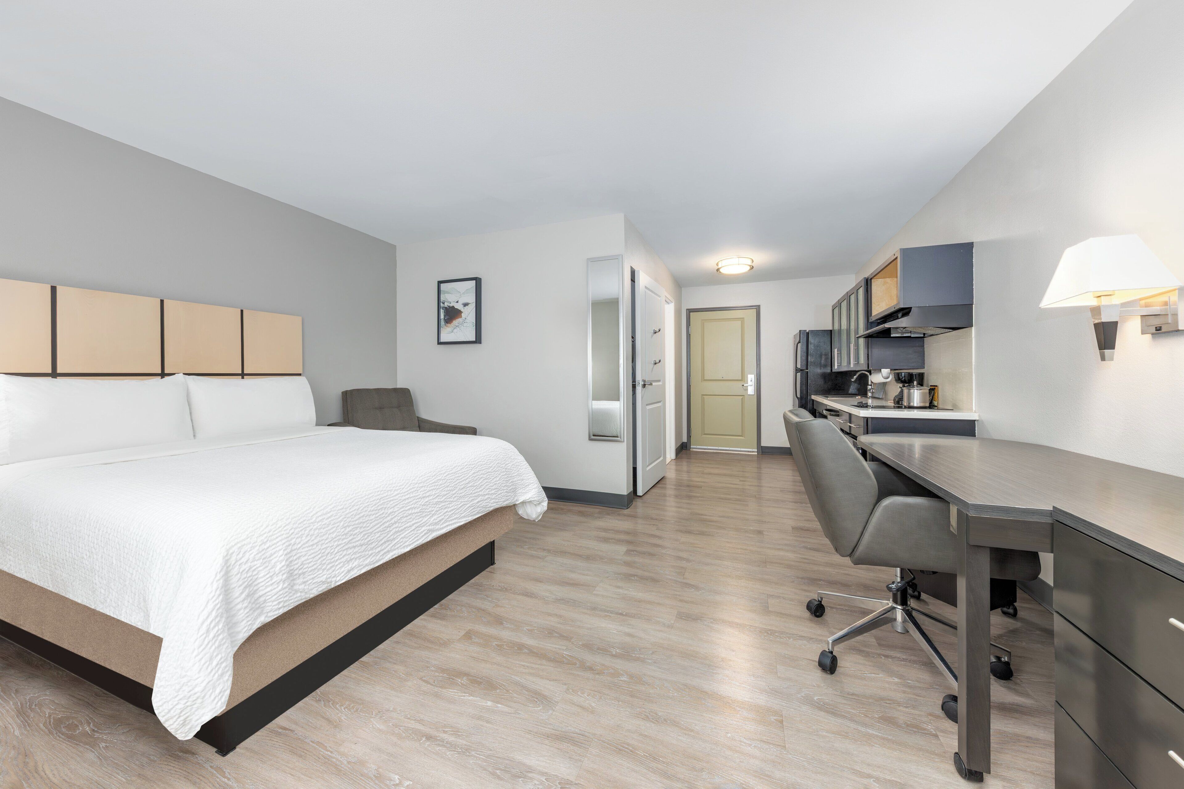 Desk, laptop workspace, iron/ironing board, free WiFi