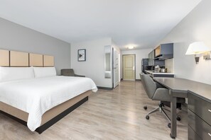 Desk, laptop workspace, iron/ironing board, free WiFi - Candlewood Suites Midland SW by IHG (Midland)