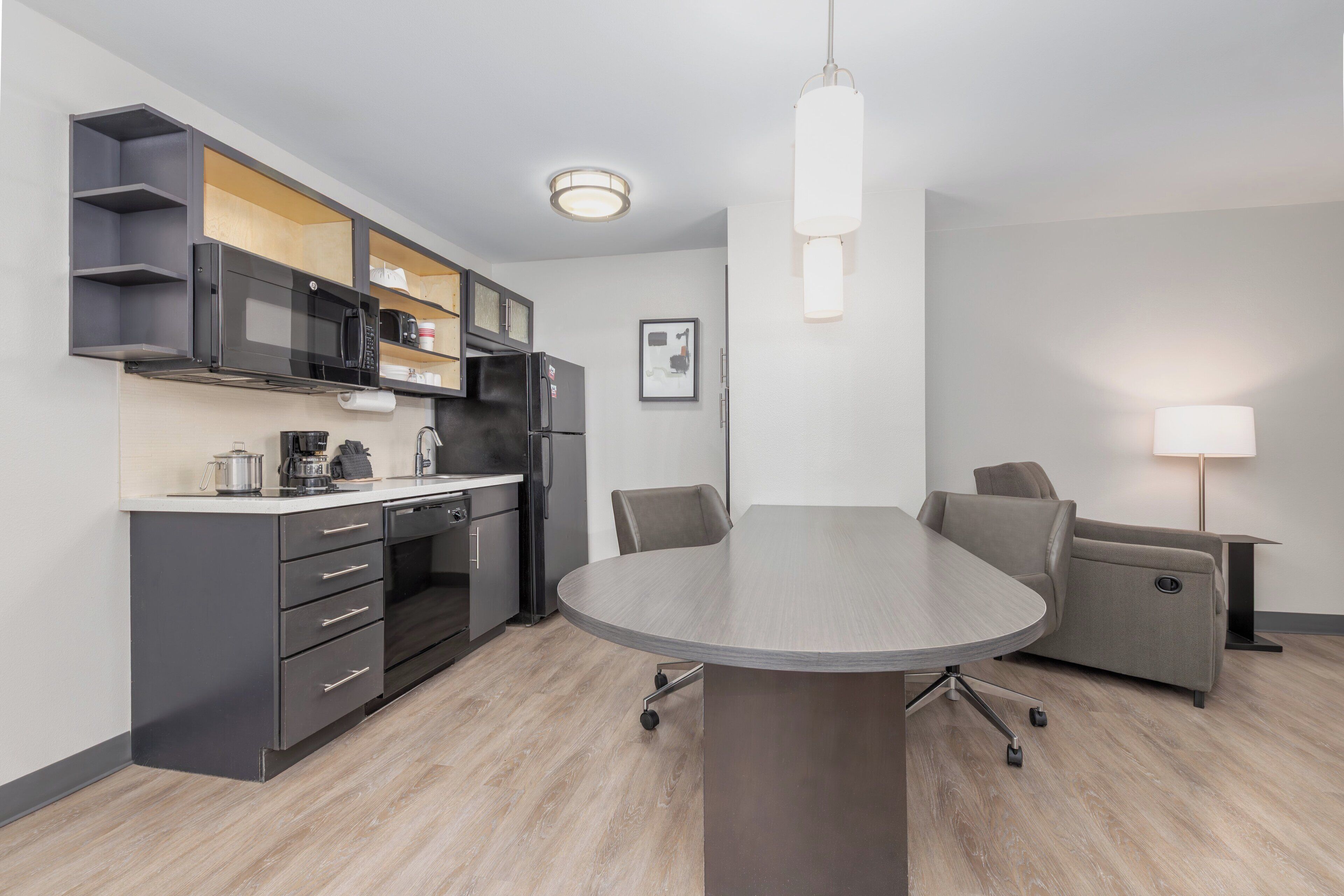 Escritorio y espacio para trabajar con laptop 