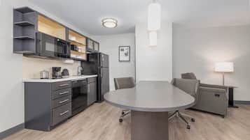 Escritorio y espacio para trabajar con laptop