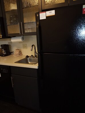 Studio Suite, 1 Queen Bed | Coffee and/or coffee maker