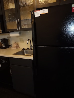 Studio Suite, 1 Queen Bed | Coffee and/or coffee maker