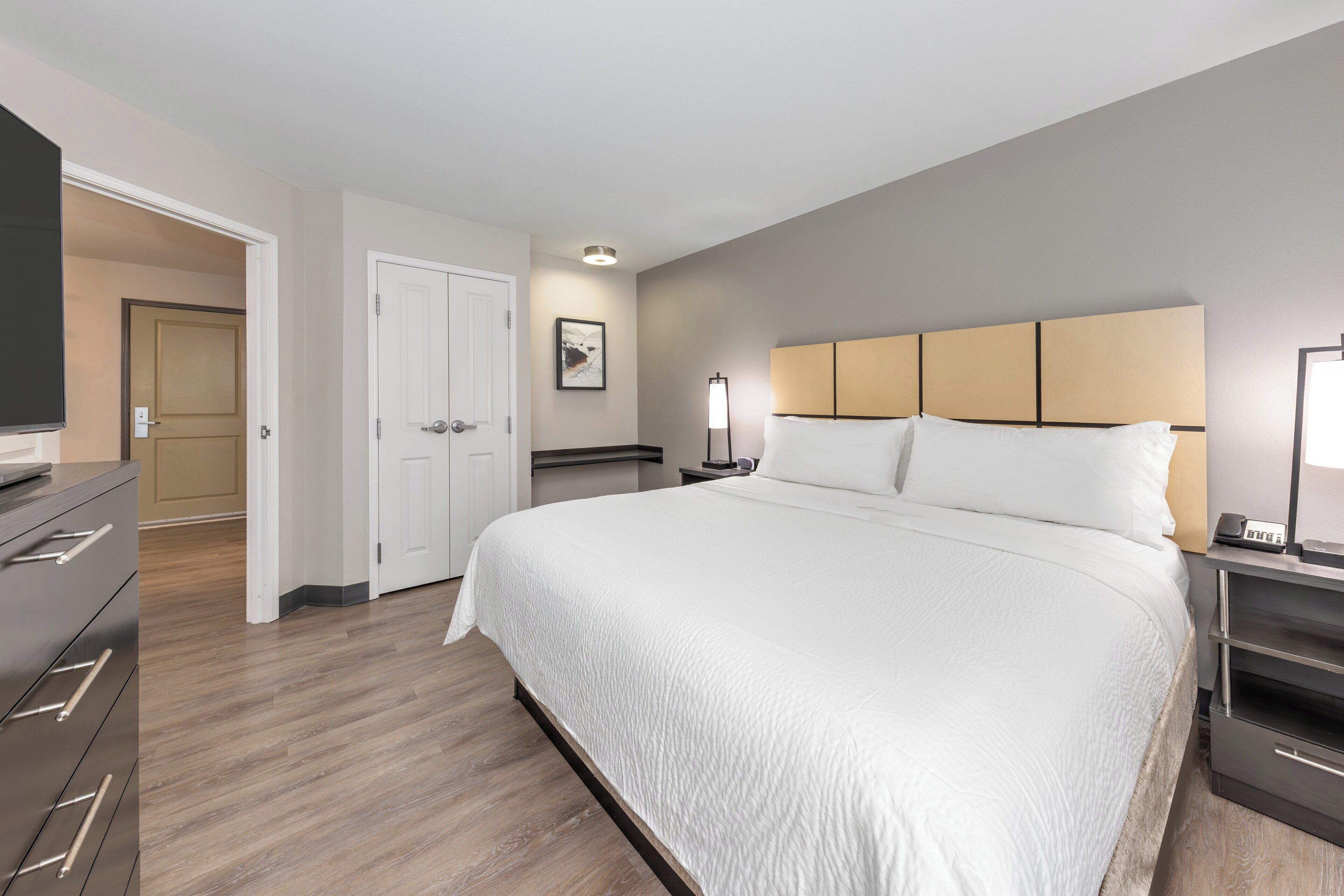 Una scrivania, postazione laptop, ferro/asse da stiro, Wi-Fi gratuito