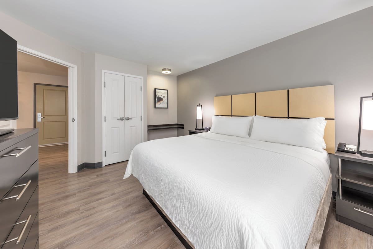 Desk, laptop workspace, iron/ironing board, free WiFi