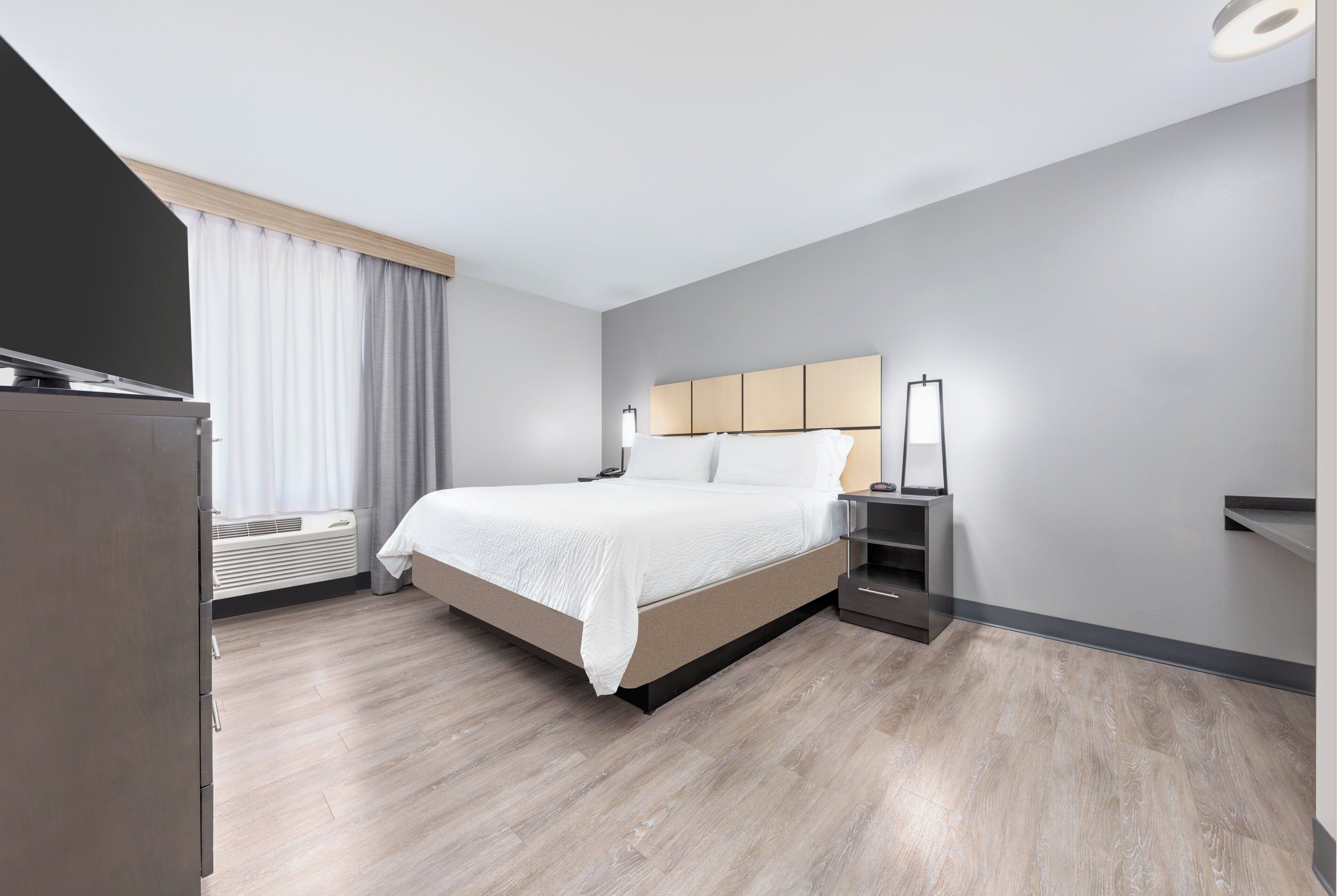 Suite, 1 soverom, tilgjengelighetstilpasset (Mobility Tub) | Skrivebord, skrivebord for bærbar PC og strykejern/-brett