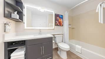 Produtos de toalete grátis, secador de cabelo, toalhas de banho