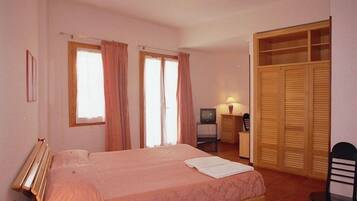 Standard-dobbeltværelse | Minibar, individuel indretning, skrivebord, mørklægningsgardiner