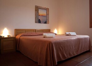 Minibar, con arredamento individuale, una scrivania, tende oscuranti