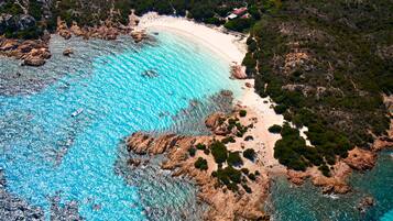 Una spiaggia nelle vicinanze