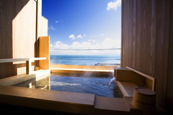 Baignoire et douche séparées, baignoire d'eau douce