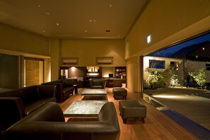 Lobby lounge