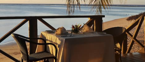 Petit-déjeuner, déjeuner et dîner servis sur place, vue sur la plage