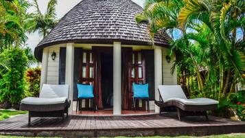 خزنة داخل الغرفة ومكتب ومساحة عمل للكمبيوتر المحمول ومكواة/لوح كي