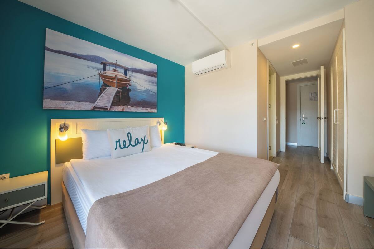 Isi minibar gratis, brankas, dan Wi-Fi gratis