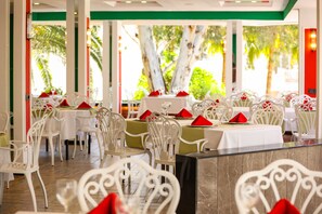 4 restaurants servant le petit déjeuner, spécialités Cuisine turque