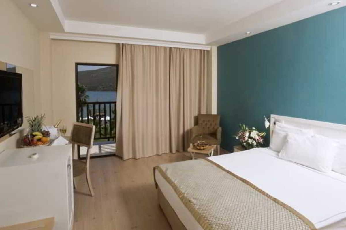 Minibar (some free items), in-room safe, WiFi (free)