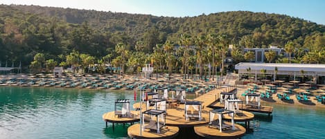 Plage privée, cabines gratuites, chaises longues, parasols