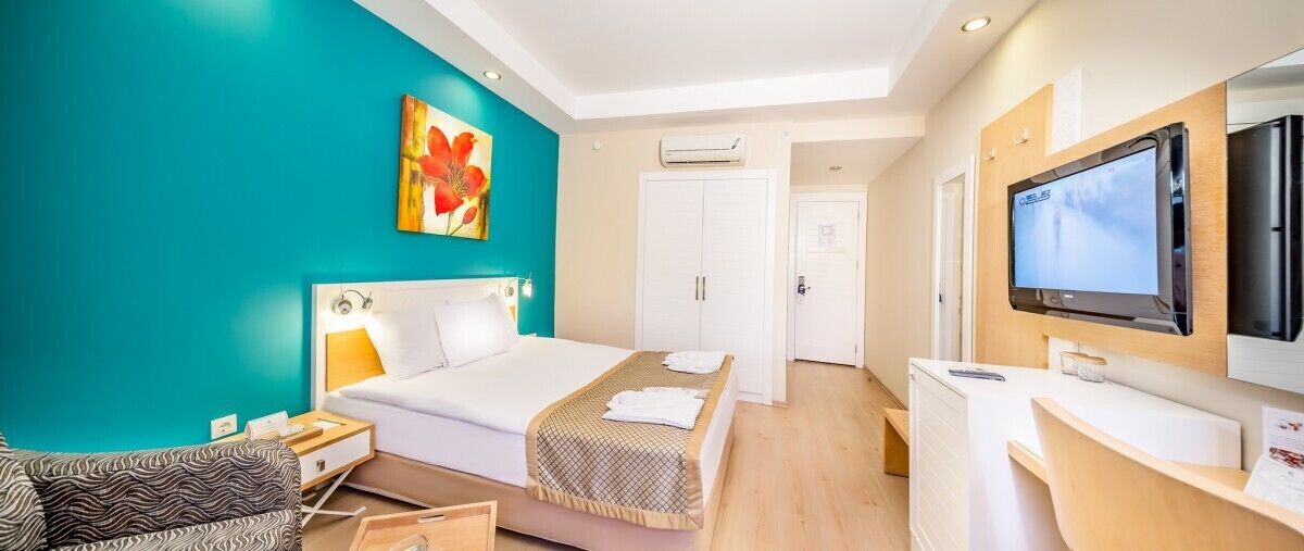 Minibar (some free items), in-room safe, WiFi (free)