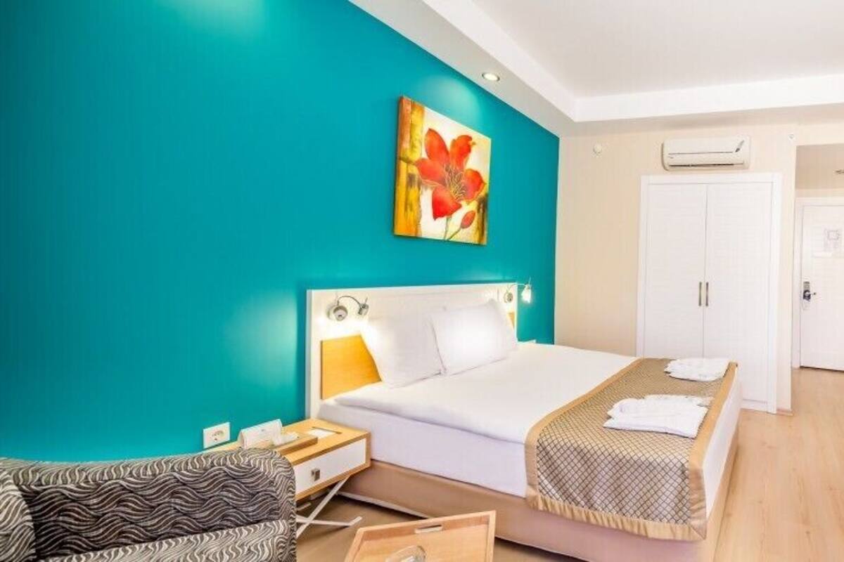 Minibar (some free items), in-room safe, WiFi (free)