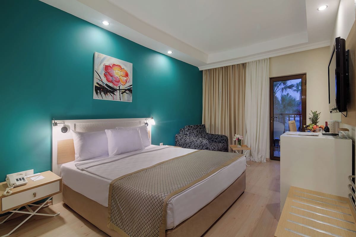 Minibar (some free items), in-room safe, WiFi (free)