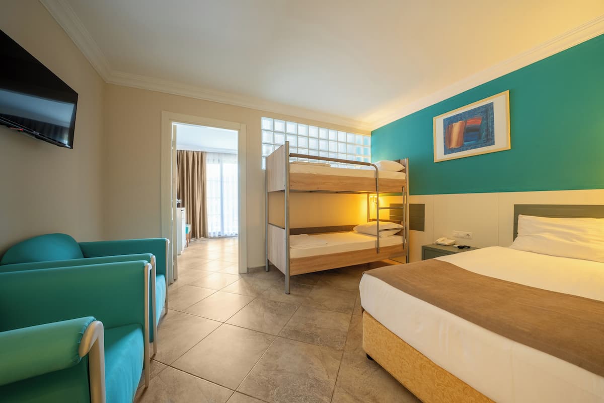 Family Room with Bunk Bed | Isi minibar gratis, brankas, dan Wi-Fi gratis