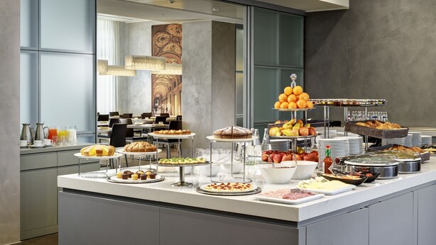 A buffet with various food items and beverages. - UNA Hotels San Vitale Bologna (Bologna)