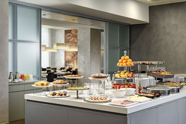 Se ofrece un desayuno bufé (13 EUR por persona)