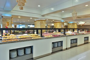 6 restaurants; breakfast, lunch, dinner, and brunch served - Crystal Flora Pearl Collection (Kemer)