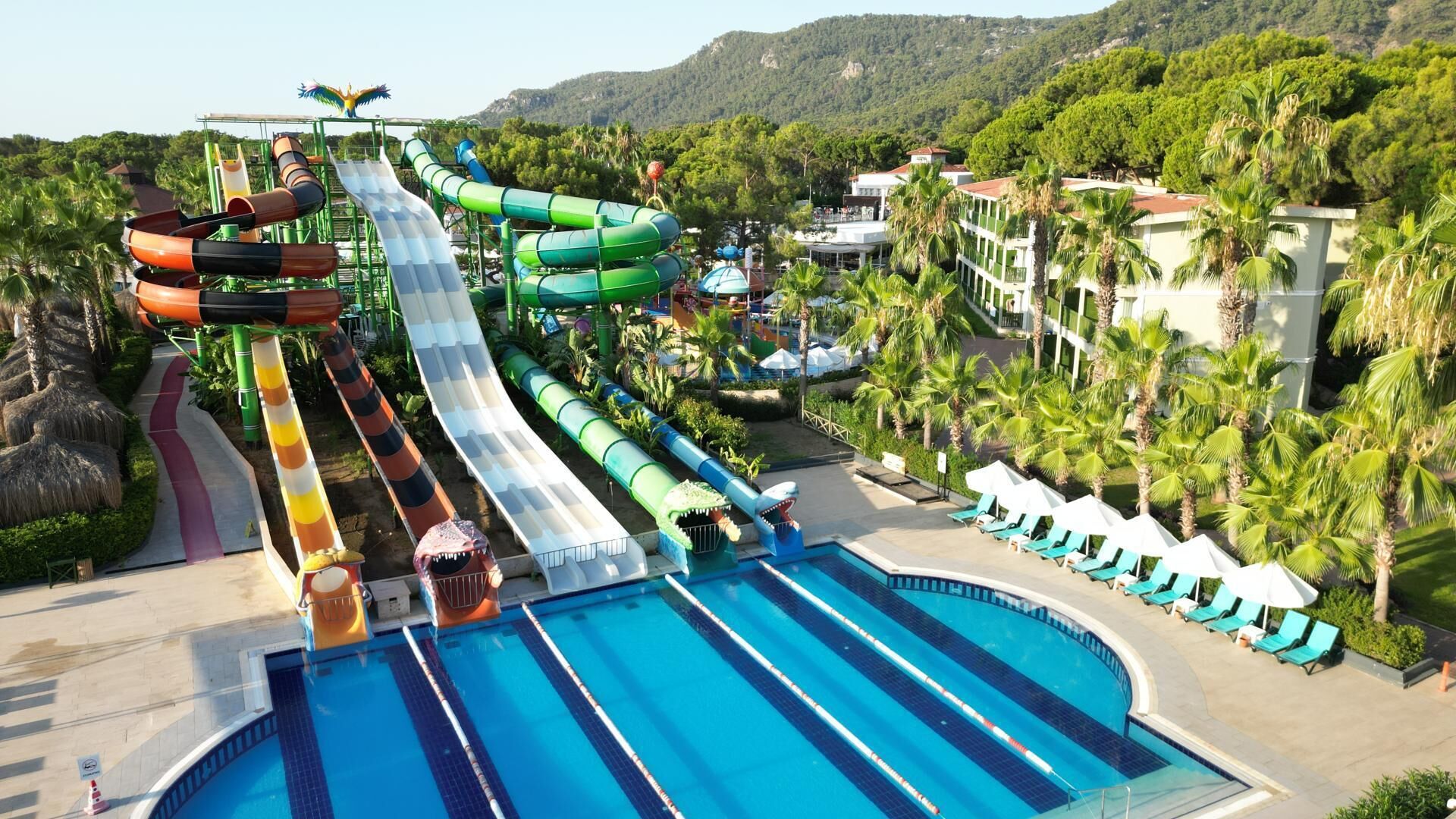 Un parque acuático con toboganes y piscina.