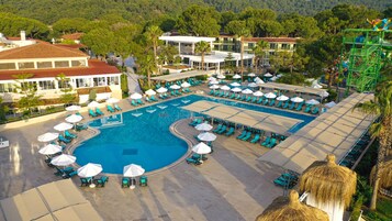 Piscina externa, funciona das 6h às 20h, guarda-sóis, espreguiçadeiras