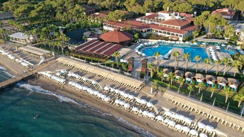 Ιδιωτική παραλία, ξαπλώστρες (σεζλόνγκ), ομπρέλες θαλάσσης