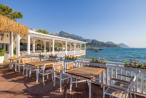 6 restaurants; breakfast, lunch, dinner, and brunch served