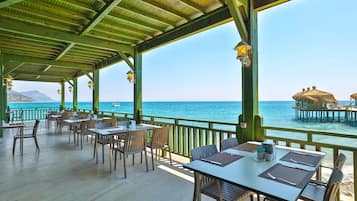 6 restaurantes, se sirven desayunos, comidas, cenas y mariscos