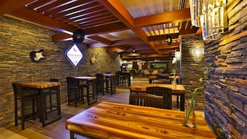 5 bares, bar junto a la piscina