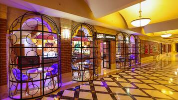 6 restaurants; breakfast, lunch, dinner, and brunch served